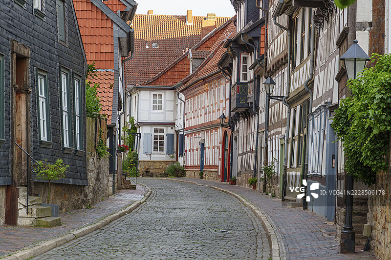 迷人的狭窄小巷，古老的半木结构房屋和鹅卵石，位于德国下萨克森州希尔德斯海姆的历史街区图片素材