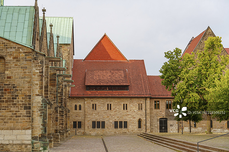 德国下萨克森州希尔德斯海姆的红屋顶历史建筑群和铺砌的前院图片素材
