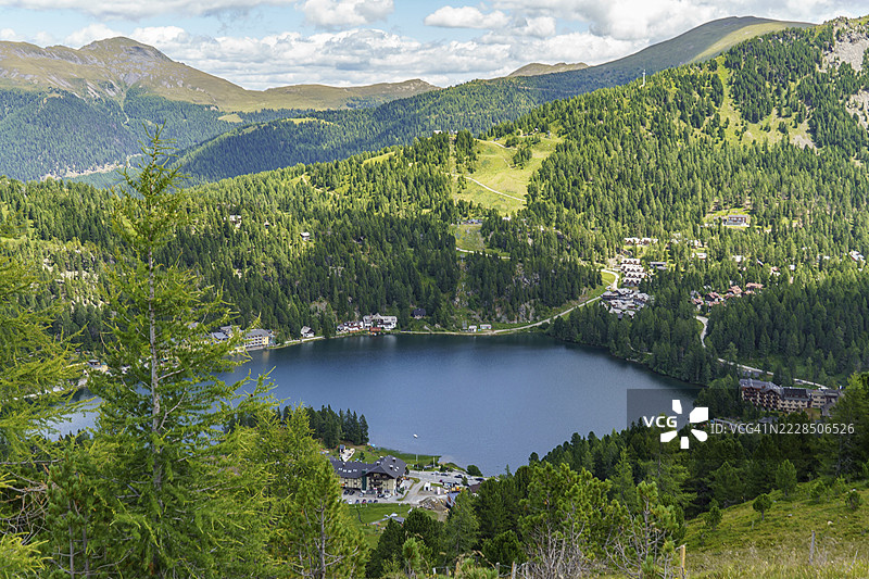 奥地利卡恩顿州巴德克莱因基希海姆被绿色森林环绕的山湖全景图片素材