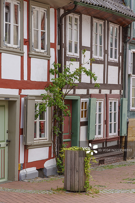 半木结构房屋，窗户敞开，绿植环绕，德国下萨克森州希尔德斯海姆图片素材