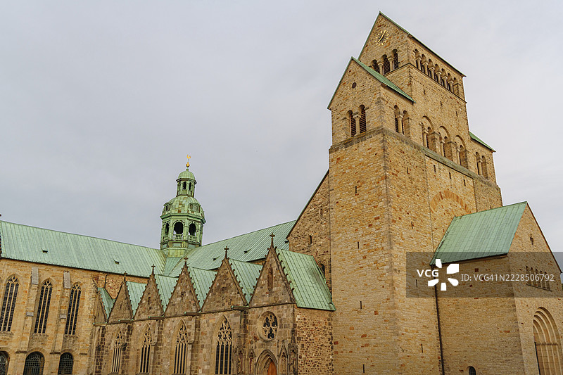 大型教堂，具有罗曼式元素和标志性圆顶，德国下萨克森州希尔德斯海姆图片素材