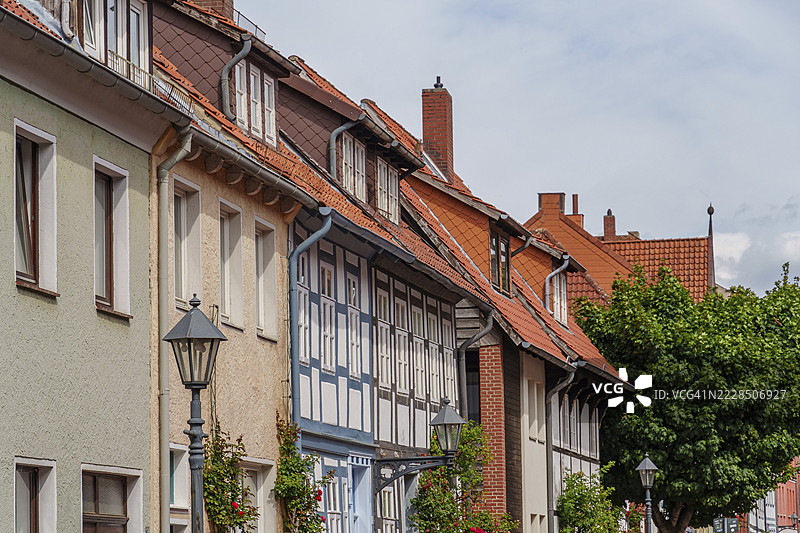 德国下萨克森州希尔德斯海姆，传统的半木结构房屋沿街而立，树木环绕，显得格外迷人。图片素材