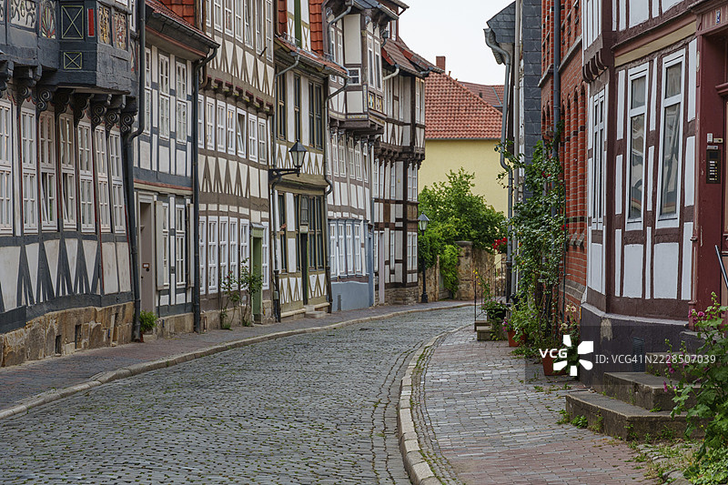 狭窄的小巷，特色是半木结构的房屋，典型于老城镇，希尔德斯海姆，下萨克森，德国图片素材