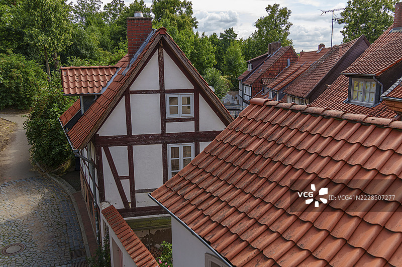 半木结构房屋与红色瓦屋顶，坐落在绿色的田园风光中，德国下萨克森州希尔德斯海姆图片素材