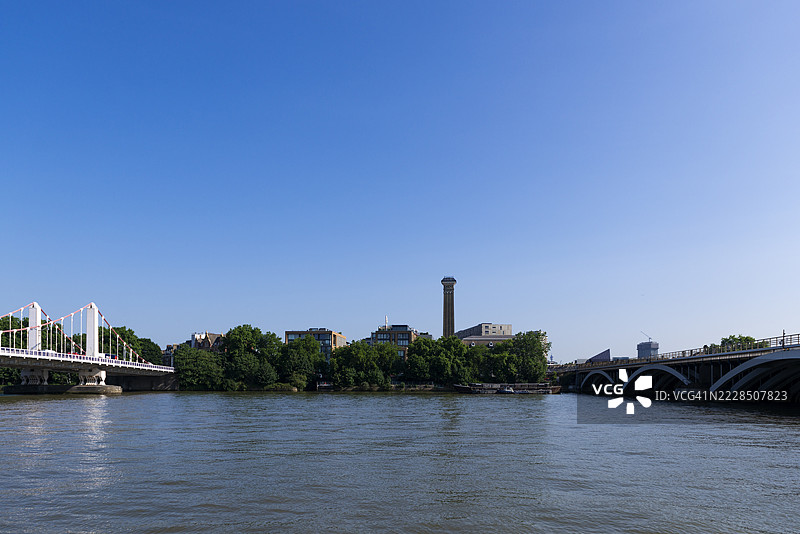 切尔西和格罗斯诺桥之间的河滨景观，包括历史悠久的切尔西水厂烟囱高耸于泰晤士河上。英国伦敦。图片素材