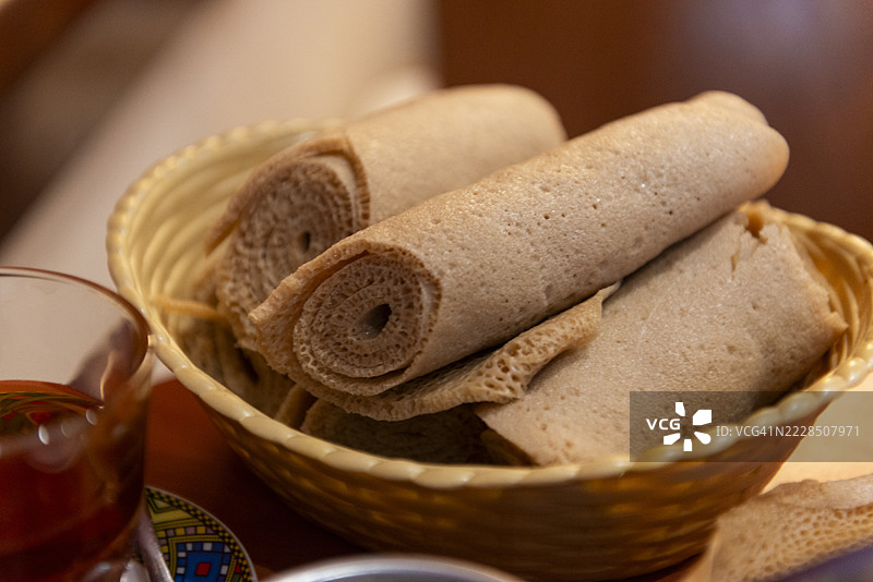 一卷埃塞俄比亚酸面包，称为因杰拉，具有其特有的海绵状质地和略带酸味。埃塞俄比亚。图片素材