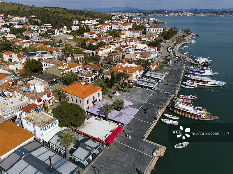 海滨小镇，拥有长廊、船只和棕榈树，提供放松的景观，鸟瞰图，阿利贝，阿利贝岛，艾瓦勒克，土耳其图片素材