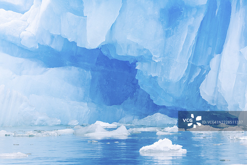 冰山，蓝色冰川冰，斯梅伦堡冰川，斯堪的纳维亚，斯匹茨卑尔根图片素材
