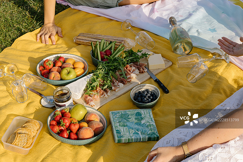 夏季野餐盛宴，搭配新鲜水果和肉类拼盘图片素材