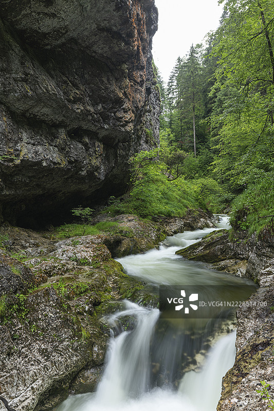 位于因策尔附近的野性浪漫的魏斯巴赫峡谷图片素材
