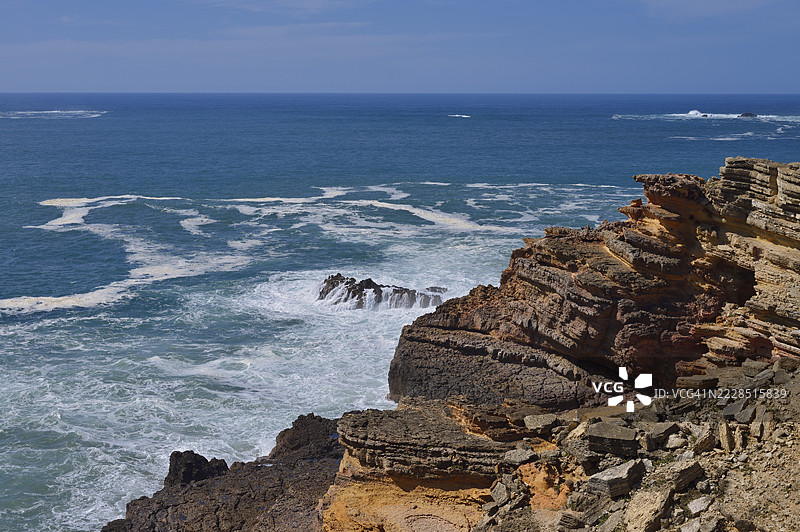 岩石海岸，卡拉帕泰拉，阿连特茹西南自然公园和维森蒂纳海岸，阿尔加维，葡萄牙图片素材