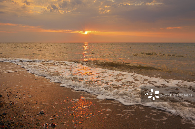 德国施莱斯维希-霍尔斯坦州奥斯特霍尔斯坦的波罗的海日出图片素材
