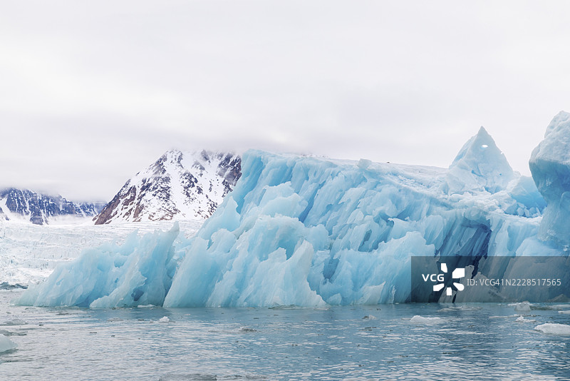 冰山，蓝色冰川冰，斯梅伦堡冰川，斯堪的纳维亚，斯匹茨卑尔根图片素材