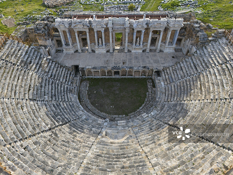 古老剧院的壮丽遗迹及周围绿地的景观，圆形剧场，鸟瞰图，希拉波利斯，帕穆卡莱，德尼兹利，安纳托利亚，土耳其图片素材