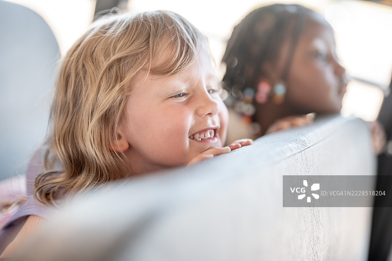 孩子们在校车上微笑着一起享受乘车的乐趣图片素材