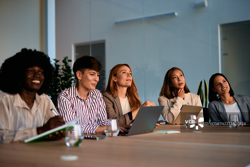 女商人在办公室参加会议并聆听演讲图片素材