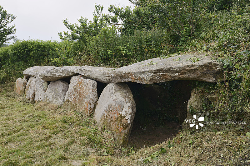 法国布列塔尼省科特迪瓦尔地区特雷加斯特尔的凯尔根图伊尔巨石墓图片素材
