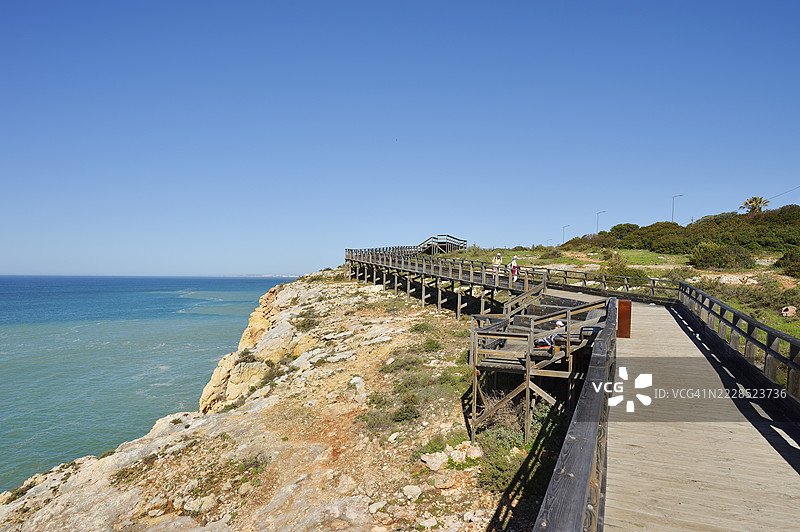 卡尔沃埃罗，阿尔加维，葡萄牙的岩石海岸木栈道图片素材