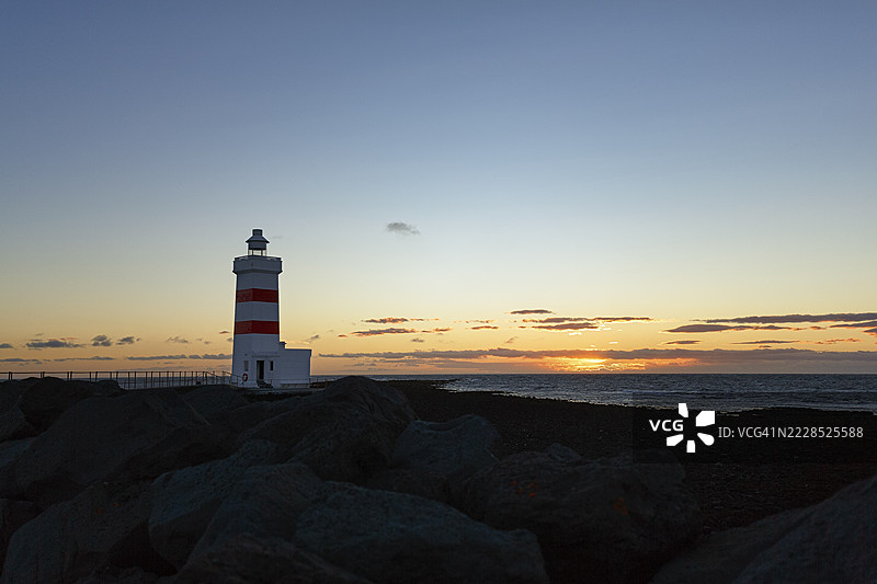 加尔杜尔灯塔，位于凯夫拉维克附近的加尔杜尔，海上的日落，苏杜尔内斯，雷克雅未克半岛，冰岛图片素材