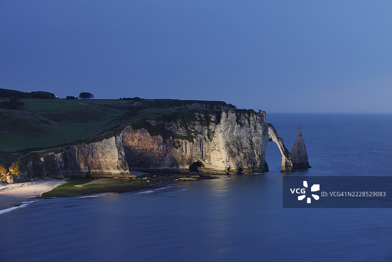 夜晚的艾特雷塔悬崖，法莱兹达瓦尔岩门和艾吉尔达艾特雷塔岩针，诺曼底，阿拉巴斯特海岸，塞纳-马恩省，法国图片素材