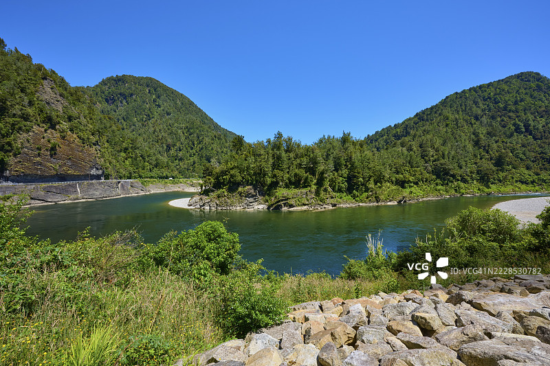 清澈的河流景观，四周被森林覆盖的山脉环绕，湛蓝的天空，基尔肯尼瞭望台，低布勒峡谷，布勒河，新西兰南岛图片素材
