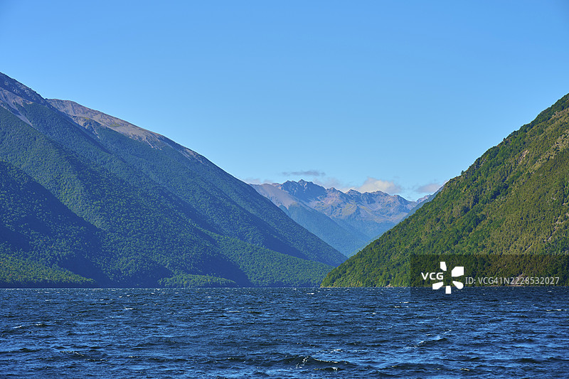 在无云的天空下，夏季的罗托伊提湖，圣阿尔诺德，塔斯曼地区，南岛，新西兰，绿山环绕的湖泊景观图片素材