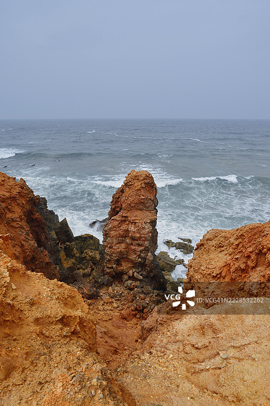 岩石海岸，卡拉帕泰拉，南阿连特茹和维森蒂纳海岸自然公园，阿尔加维，葡萄牙图片素材