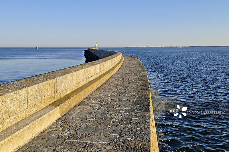 法国卢瓦尔河大区洛里昂省勒克鲁瓦西克的海上大型保护码头图片素材