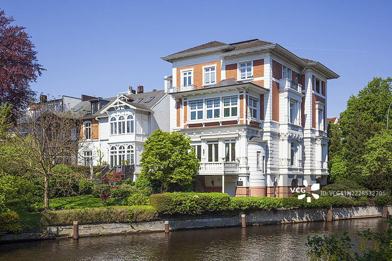 汉堡，德国，温特胡德区，外阿尔斯特湖侧湾的朗格扎格春季高档住宅建筑图片素材
