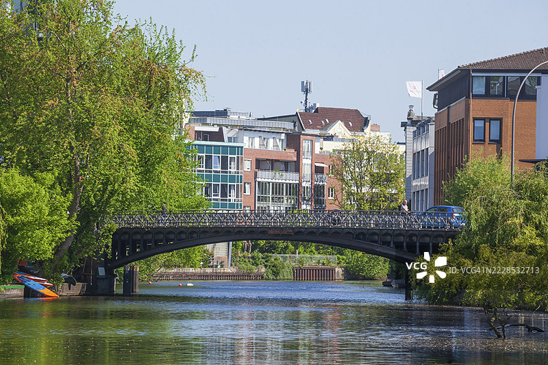 春季的朗格扎格桥和高档住宅建筑，位于汉堡冬胡德区外阿尔斯特湖的侧湾。图片素材
