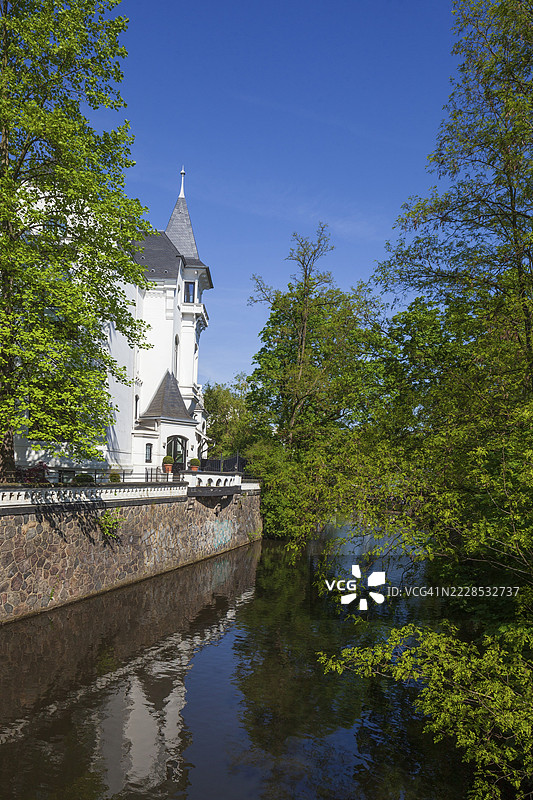 汉堡，德国，温特胡德区，外阿尔斯特侧湾的霍夫韦克运河，春季的朗格祖格上的高档住宅建筑图片素材