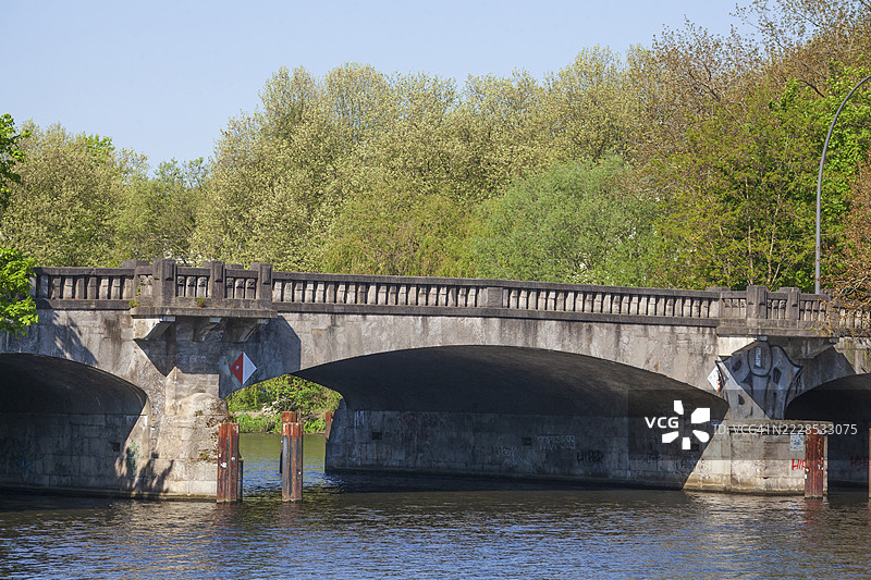 春季的朗格扎格桥和高档住宅建筑，位于汉堡冬胡德区外阿尔斯特湖的侧湾。图片素材