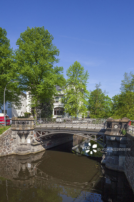 格里尔帕策桥和春季的诺布尔住宅楼，外阿尔斯特的侧湾，霍夫韦格运河，温特胡德区，汉堡，德国图片素材