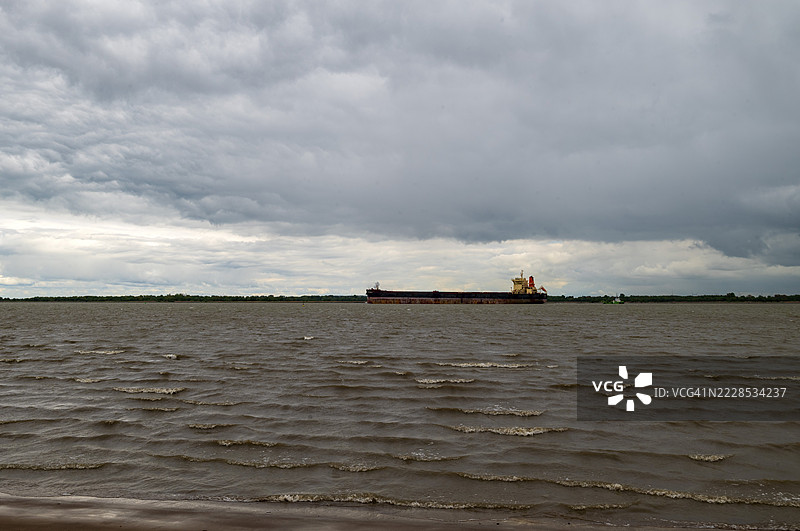 船只经过克劳特桑德岛，位于德国下萨克森州施莱斯维希-霍尔斯坦州埃尔贝河的后岸，属于德罗赫特森市，斯塔德区，凯欣迪根地区，阿尔特斯兰地区，低埃尔贝河。图片素材