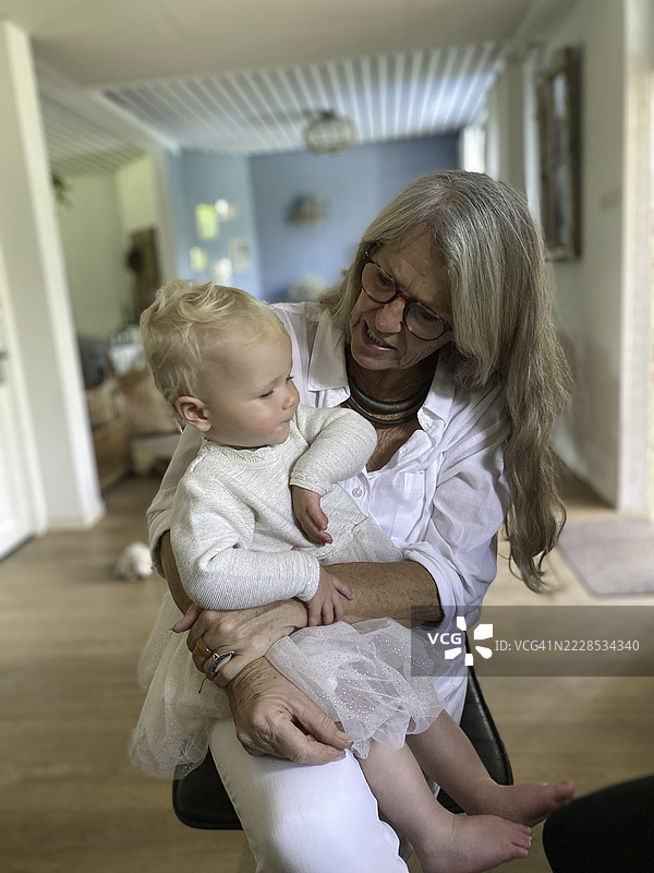 祖母抱着小孙女图片素材
