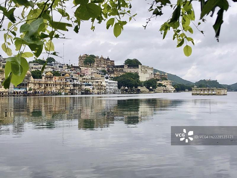 乌代布尔，拉贾斯坦邦，印度，皮丘拉湖上的城市景观，壮丽的建筑和水中的倒影图片素材