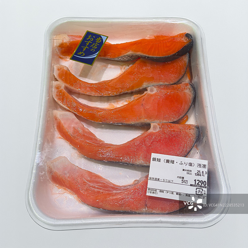 来自智利的冷冻盐渍养殖银鲑鱼片图片素材