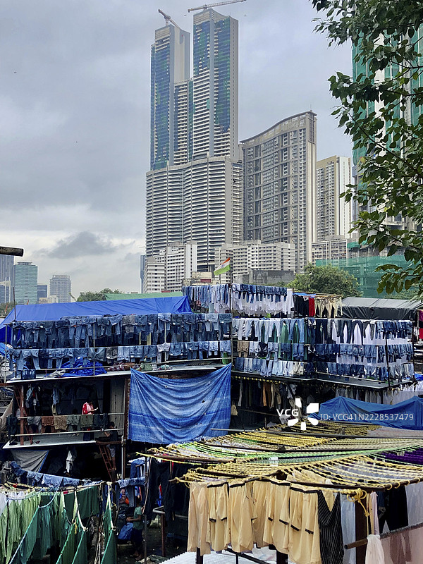 在阴天的孟买马哈拉施特拉邦，背景是摩天大楼的洗衣场，称为Dhobi Ghat。图片素材