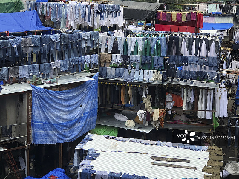 狭窄的洗衣区，各种衣物悬挂在晾衣绳上，孟买，马哈拉施特拉邦，印度，Dhobi Ghat图片素材