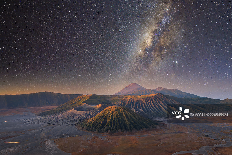 印度尼西亚东爪哇布罗莫腾格尔塞梅鲁国家公园的布罗莫山上空的银河图片素材