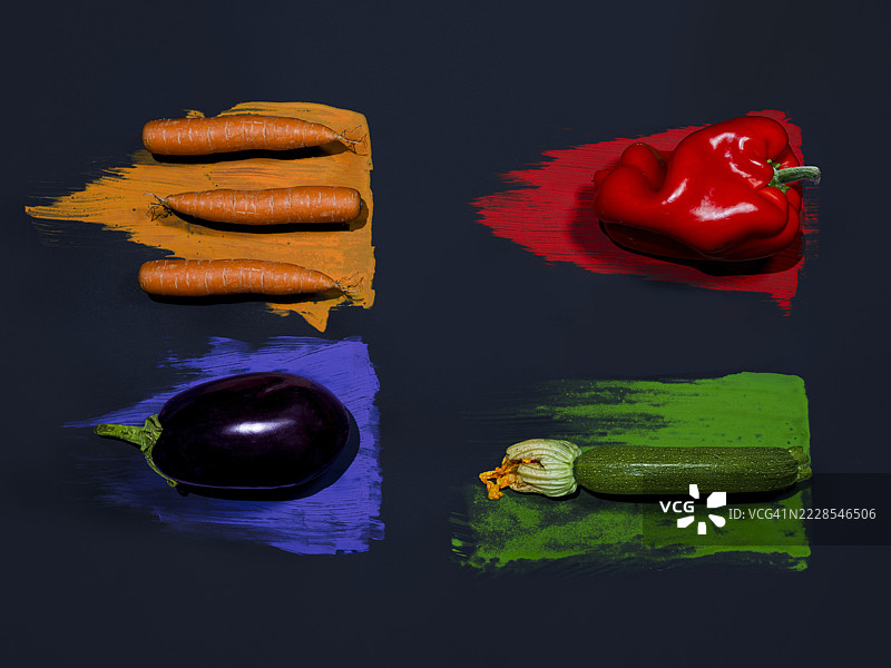 红椒、茄子、 zucchini 和胡萝卜的俯视图，背景为各自独特的手绘图案。图片素材