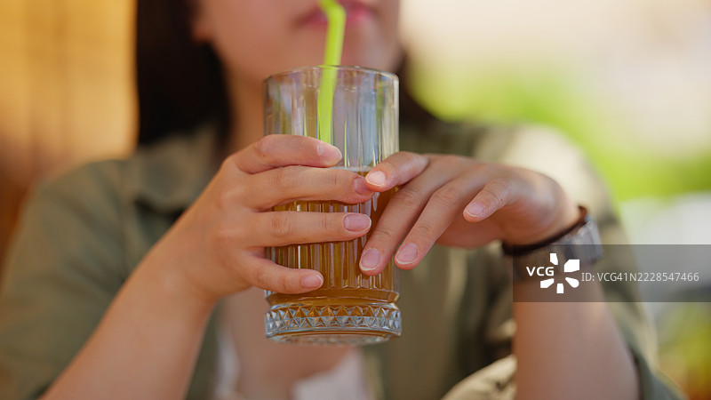 女人在咖啡馆休息，喝果汁。图片素材