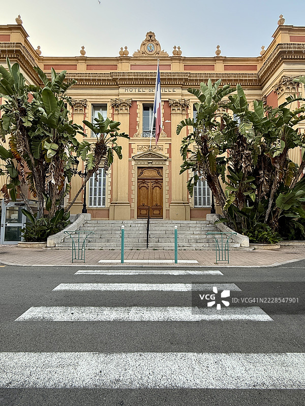 在法国普罗旺斯-阿尔卑斯-蓝色海岸的门顿市市政厅前的人行横道图片素材