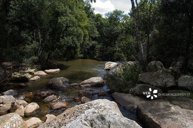 在哥伦比亚博亚卡省拉基拉的奇斯皮亚德罗瀑布徒步旅行路线上的甜河图片素材
