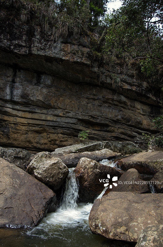 在哥伦比亚博亚卡省拉基拉的奇斯皮亚德罗瀑布徒步旅行路线上的维亚杜尔塞河瀑布图片素材