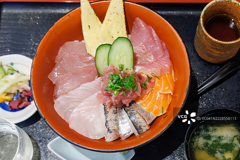 我们在下田站前的一家海鲜餐厅吃了午餐。今天的海鲜饭包括红鲔鱼、碎鲔鱼、三文鱼、黄尾鱼、太平洋桶鱼、日本鲷、马鲛鱼和玉子烧。我们还喝了来自静冈的清酒。图片素材