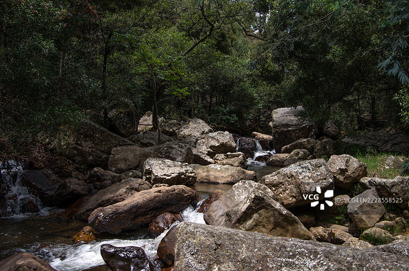 在哥伦比亚博亚卡省拉基拉的奇斯皮亚德罗瀑布徒步旅行路线上的维亚杜尔塞河瀑布图片素材