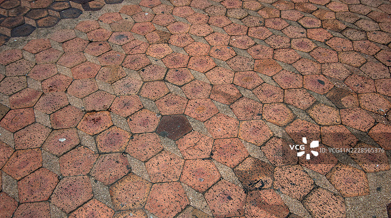 由五边形和菱形灰色与红色铺砖组成的表面图片素材