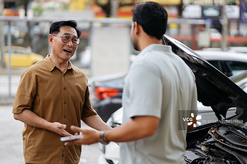 男子在路边沟通汽车故障图片素材
