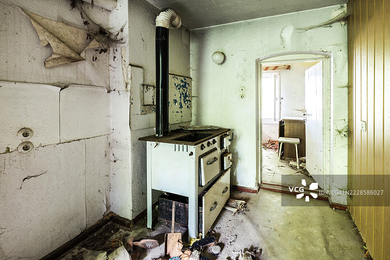 废弃建筑中的厨房老炉子图片素材